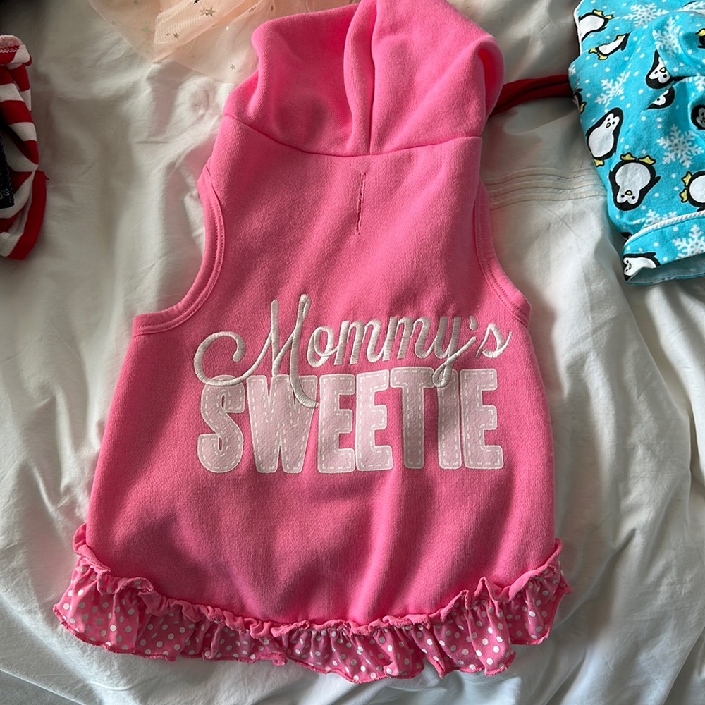 Mommy’s Sweetie super soft pink ruffled dog sweatshirt in size Medium